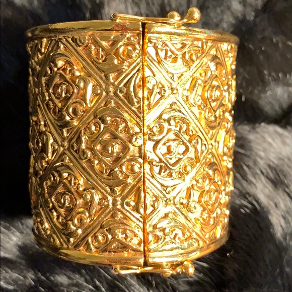 CHANEL GOLD VINTAGE CUFF(Collection) - Picture 5 of 8